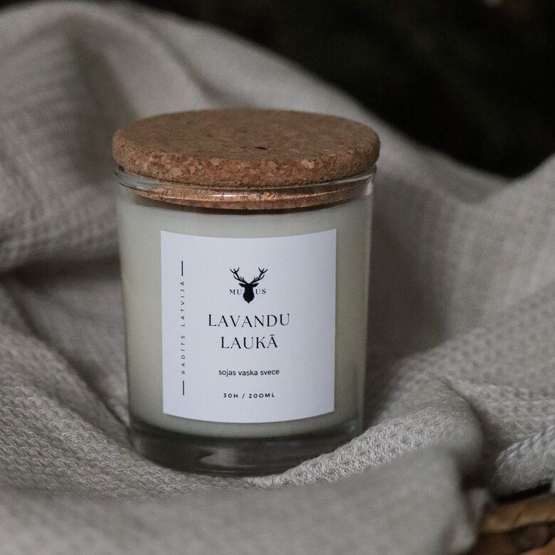 Aromātiska sojas vaska svece Lavandu laukā